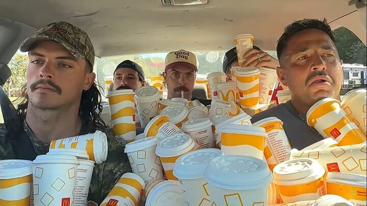 Thử thách lái xe qua gờ giảm tốc với ngày càng nhiều cốc nước trên tay