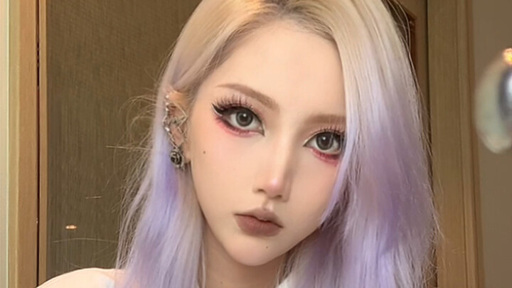 Since I’m bored anyway, I’ll just do a cool makeup look for myself—haha!