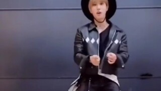 StrayKids Han Zhicheng HAN-ฉันไม่เข้าใจว่าอะไรตลกเกี่ยวกับ cappella cha ของเขา แต่คุณจะเข้าใจเมื่อคุ