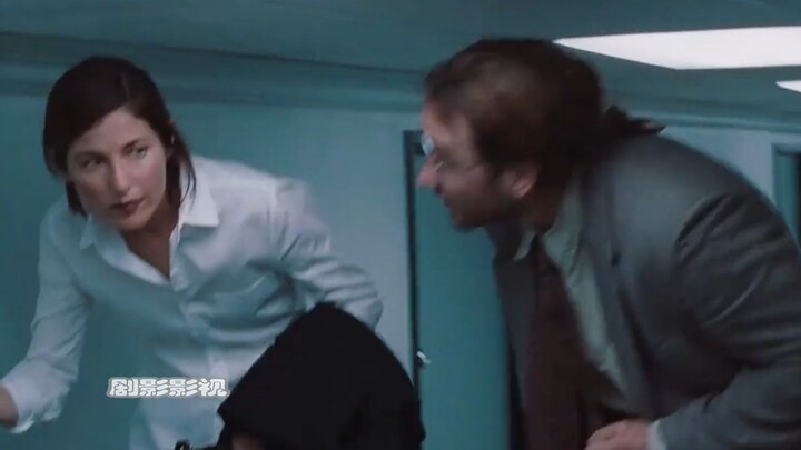 الأشخاص الذين يعملون هنا يضطرون إلى الانحناء كل يوم، لأن شركتهم تقع في الطابق السابع والنصف.