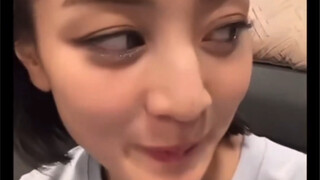 Khi Jihyo vui vẻ nói rằng đã đến giờ của Jihyo, Nayeon nói đùa về việc nôn mửa và Jihyo đảo mắt.