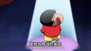 妮妮妈惊讶的发现，被小新轻松拿下的抽桌布游戏，到她这却得把一桌子菜掀翻