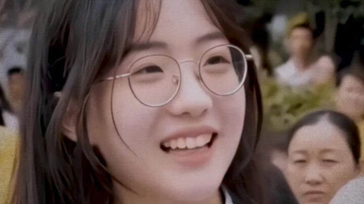 The most beautiful wait during the 2023 Gaokao: A girl holds a bouquet of baby’s breath outside the 