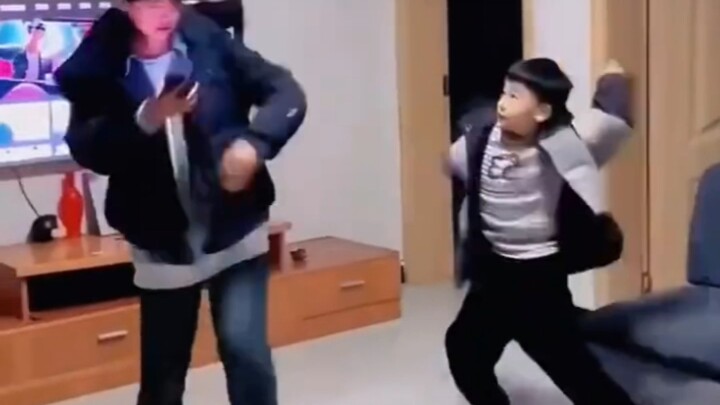 Adik tahu orang tua hanya mengancam, kakak benar-benar memukul lho