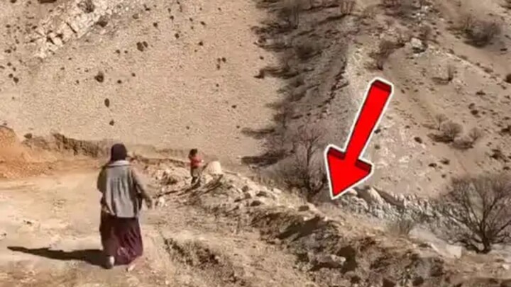 Trang phục gấu ngựa Tây Tạng vẫy tay chào