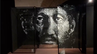 玻璃艺术家用锤子在玻璃上敲击出来的玻璃浮雕