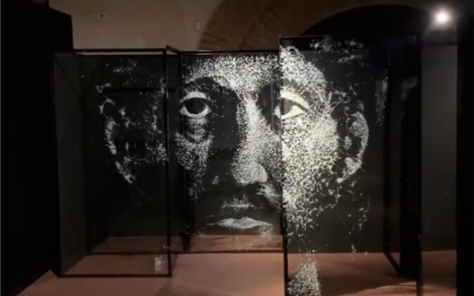 玻璃艺术家用锤子在玻璃上敲击出来的玻璃浮雕