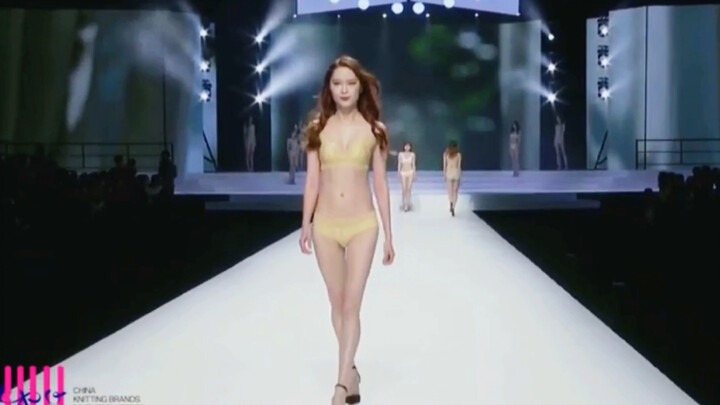 Màn khoe nội y của thiếu nữ, vặn nhỏ âm thanh nhé!