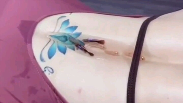 Keeping fish on her back is actually doable?