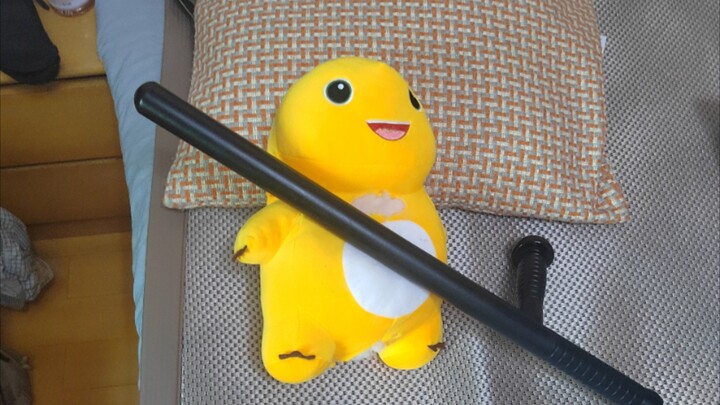 ถังหลง (Ai Long TV) กำลังถูกตีด้วยไม้เรียว