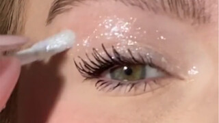 Sangat cantik! Cukup lihat saja si cantik yang memakainya, tidak berani mencobanya begitu saja.