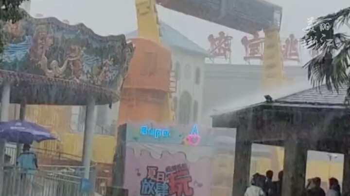 What does it feel like to be drenched in rain from every angle? Netizens: It’s like flying right int