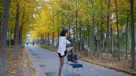 Cô Hi Si múa "Em thật đáng thương" dưới tán lá bạch quả, chú ếch xinh đẹp!