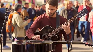 Hai cây đàn guitar và một chiếc kèn harmonica, một người trên đường chơi ngón tay "Bản giao hưởng ng