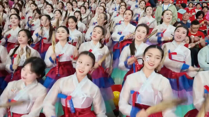 Tim suporter ikan pollock Yanbian! Paduan pesona etnis Korea dengan langkah tari modern yang dinamis