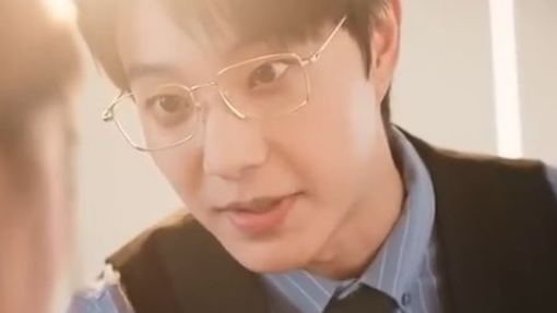 Dokter dingin cuek pada wanita, tapi jatuh cinta pada intern yang kira dia gay