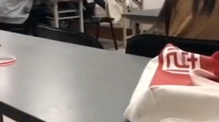 大学生上课不认真，戴耳机，被老师批评跟站jie的一样