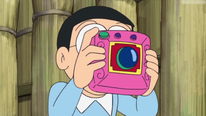 Doraemon: Doraemon berubah menjadi pria berpenampilan silang dan dilamar oleh berbagai macam orang. 