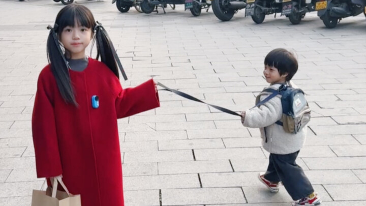 พี่สาวพา弟弟ออกไปข้างนอกเป็นครั้งแรก