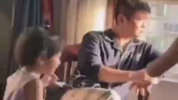 Người cha bị con trai “đánh lén” định nổi giận, nhưng khi nhìn thấy cả cô con gái nữa thì lập tức đổ