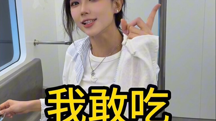 我知道有的短视频场景是假的，但是假的这么离谱我是第一次见到！