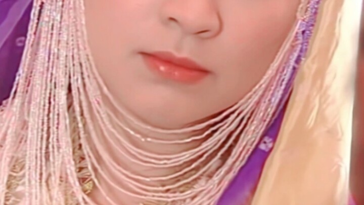 To play a beauty among a crowd of beauties and still leave everyone talking about you—that takes som