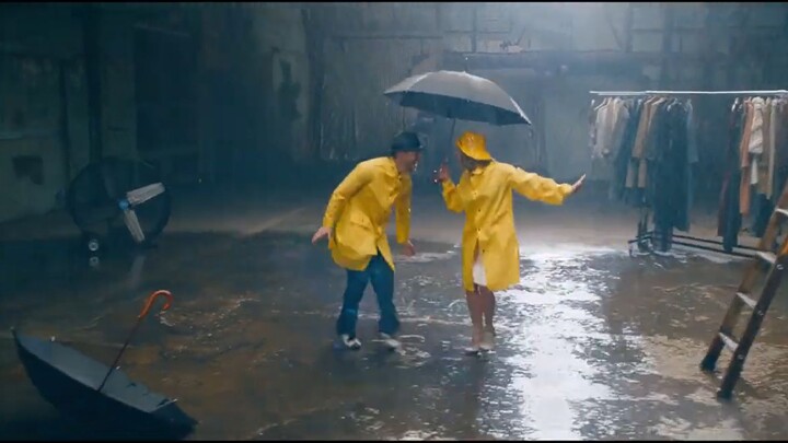 "Video Tarian" Bernyanyi Dalam Hujan