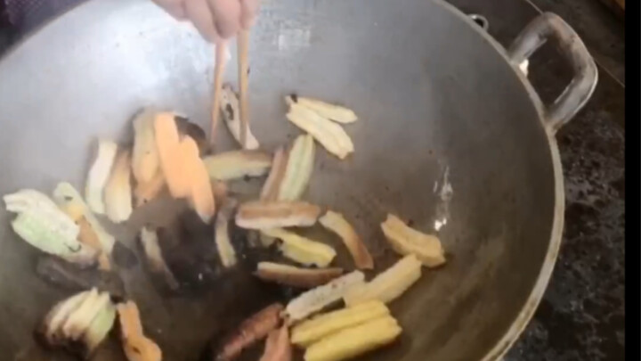 因为看不见她含泪吃下了自己做的饭