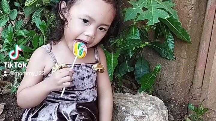 batang walang kalaro ok LNG may nanay nmn 😂😂