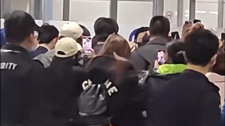 A netizen took a photo of a large crowd crowding around Xiao Zhan after the security check. It was r
