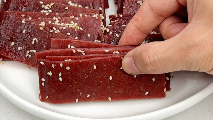 Outside, pork jerky costs over 100 yuan per jin, but you can make it at home for just over 20 yuan w