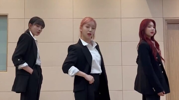 STAYC's Seo Min, ISA, and YOON Dance Challenge to "Rover"!