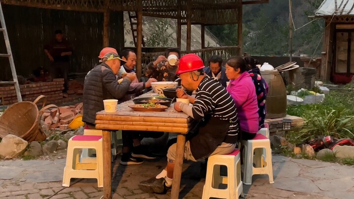 การก่อสร้างห้องครัวเสร็จไปมากกว่าครึ่งหนึ่งแล้ว และจัดเตรียมปลาใหญ่ทั้งหมดไว้สำหรับคนงานก่อสร้างแล้ว