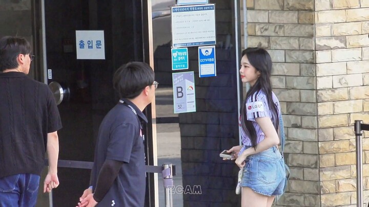 hearts2hearts Jiwoo & Ian arrive at Jamsil Baseball Stadium