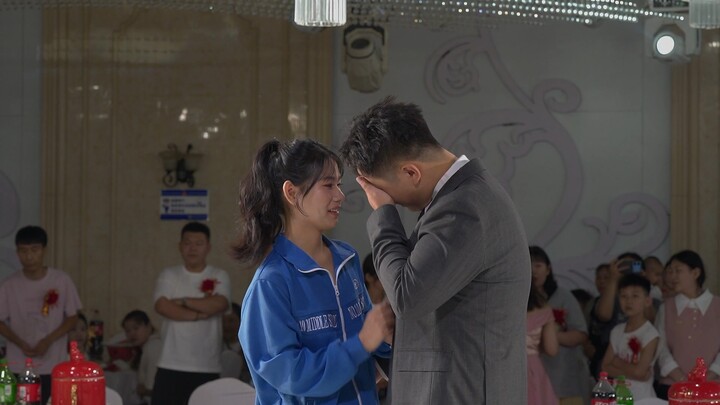 婚礼上女朋友偷偷瞒着我穿上了校服