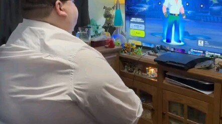 ปีเตอร์เล่นเกมฟอร์ทไนต์ในบทของปีเตอร์