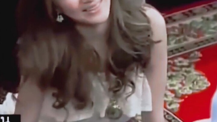 Cô liên tục du hành qua tấm gương trở về thế kỷ 19 để tìm chàng thiếu gia già đang đợi cô.