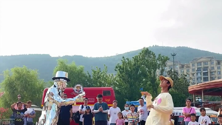 Cứ tưởng anh chàng ngoài đường chỉ là tân thủ, ai ngờ lại là cao thủ rank Vua!