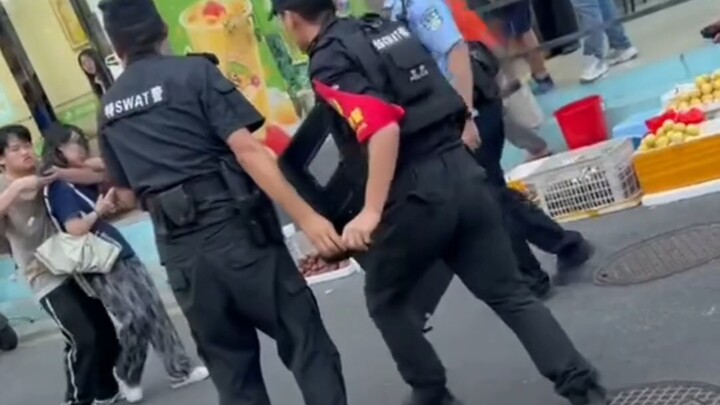 In a certain place, a man held a woman hostage with a knife but was quickly subdued by the police in