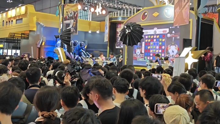 With BW, crowd control just means helplessly watching the roads get jammed; but with Honkai: Star Ra