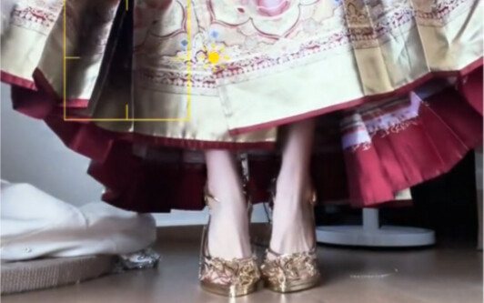 พี่สาวคนสวยส่งรูปตอบกลับมาให้ฉันอีกแล้ว～ บอกเลยว่า นอกจากจะเป็นแบบโลหะแล้ว ทรงรองเท้าคู่นี้ดูดีจริงๆ