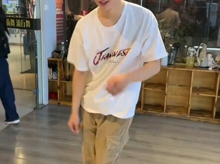 Locking book Yang, I'll keep being an idol.