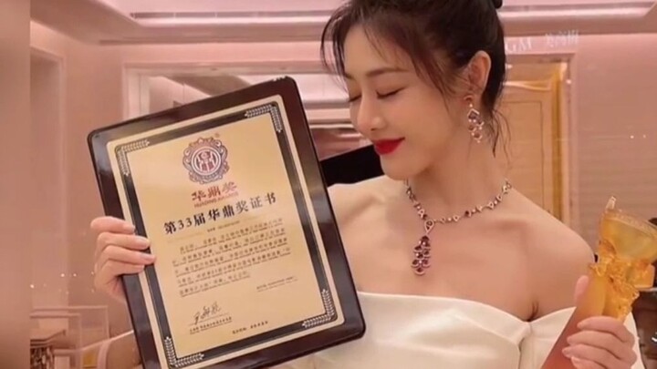 تهانينا لخالتي على فوزها بجائزة هوا دينغ لأفضل ممثلة، لقد أصبحت مشهورة بشكل نظيف وجميل! خالتي هي الأ