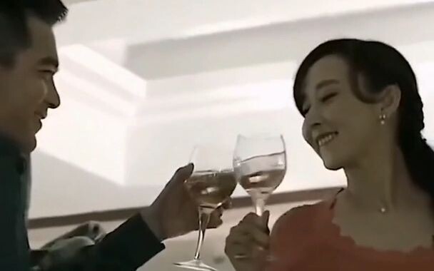 Cao Tiểu Tần tự biết xuất thân khác biệt, nên phải nỗ lực hết mình, nhưng cô chưa bao giờ quên Kỳ Đồ