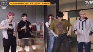 TXT menampilkan Jingle Bell Dance + Do it like that + Sugar Rush Ride