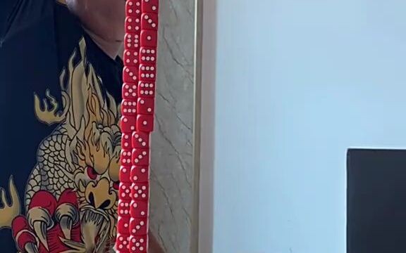 World record holder sets dice in seconds