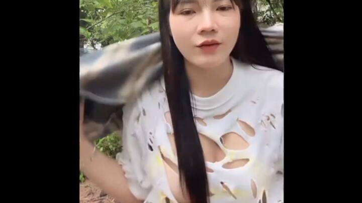 kurang robek itu kak bajunya,sini biar di buang  aja sekalian😁😂