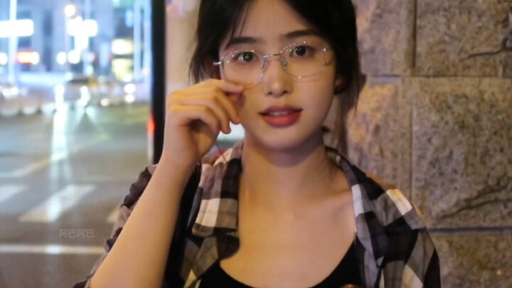 هل هذه هي الفتاة ذات النظارات التي تحبها؟