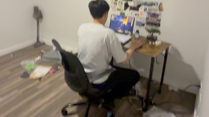 หลังเรียนจบ ก็ไม่มีโอกาสได้เห็นเพื่อนร่วมห้องเล่นเกม Mingchao อีกแล้ว