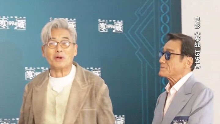 Brother Fa took the lead and sat down on the floor, yielding the spotlight to the younger actors.